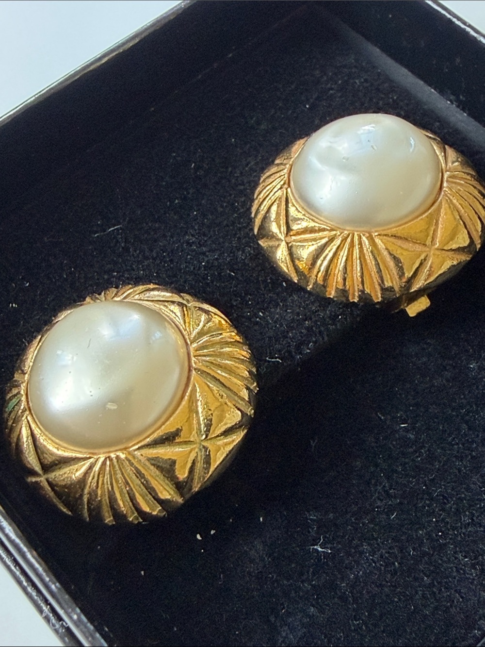 CHANEL Gold and Pearl Round Button Earrings Victoire de Castellane Era 1980’s - Picture 10 of 12